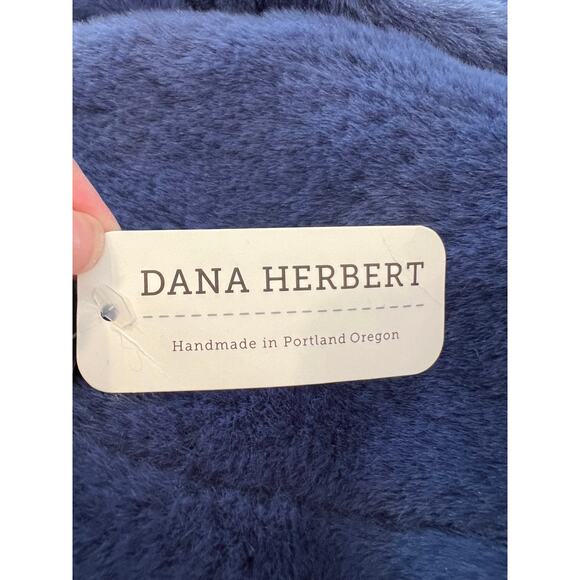 Dana Herbert Fuzzy Faux Fur Oblong Scarf Periwinkle Blue - Picture 3 of 4